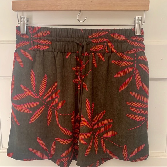 Printed Olive Crepe Shorts 4” - Picture 4 of 11